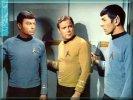 (McCoy, Kirk a Spock v bouølivé debatì ve výtahu)